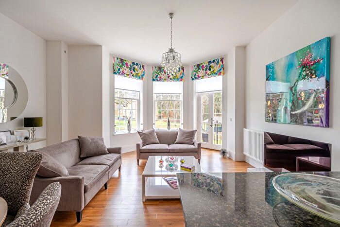 2 Bedroom Flat For Sale In Glanville Way, Epsom, KT19