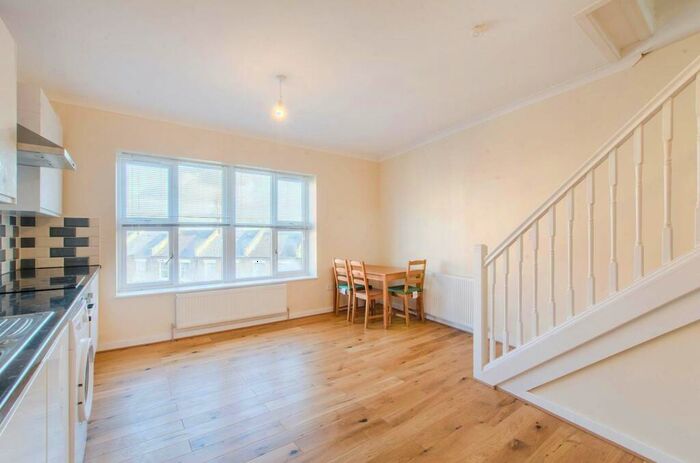 2 Bedroom Flat To Rent In Ivanhoe Road, Denmark Hill, London, SE5