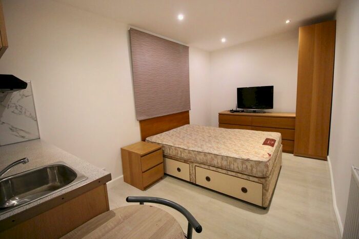 Studio To Rent In Great South West Road, Hounslow, Greater London, TW4