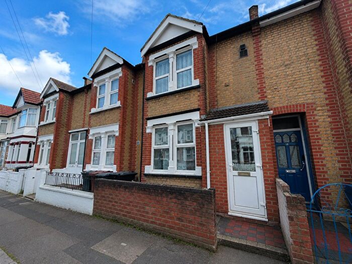 3 Bedroom Terraced House To Rent In Victoria Avenue, Hounslow, Greater London, TW3