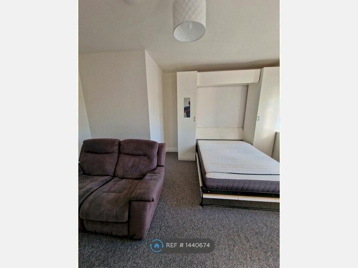 Studio To Rent In Wellsway, Bath, BA2