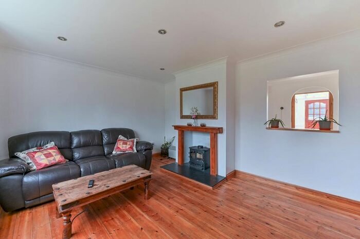 3 Bedroom Semi-Detached House To Rent In Oaks Track, Sutton, Carshalton, SM5