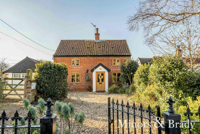 3 Bedroom Detached House For Sale In Church Street, Carbrooke, IP25