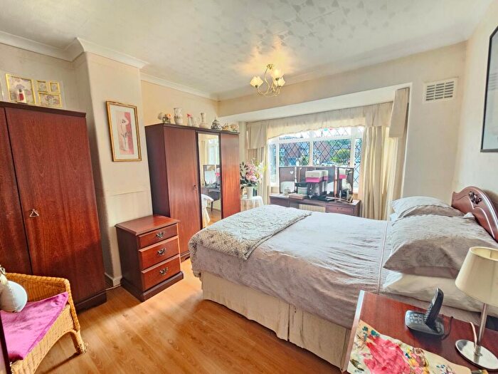 3 Bedroom Semi-Detached House For Sale In Penrhyn Avenue, Alkrington, Manchester, M24