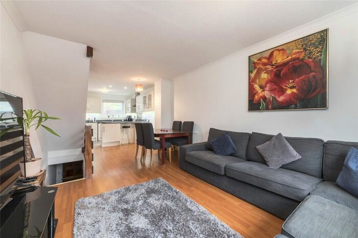 4 Bedroom Flat To Rent In Capstan Square, London, E14