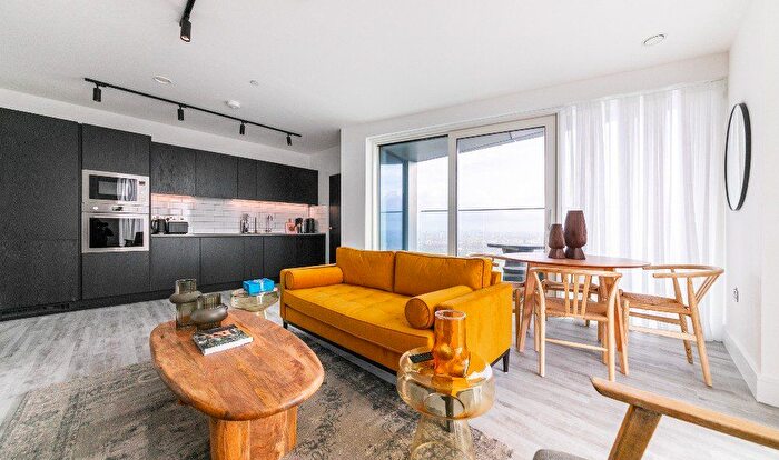 2 Bedroom Flat To Rent In Portal Way, North Acton, W3