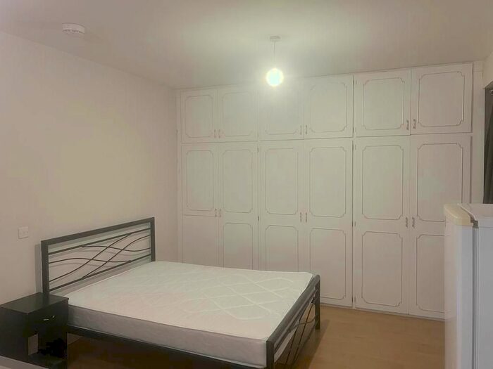 Studio To Rent In Kenton Avenue, Southall, UB1