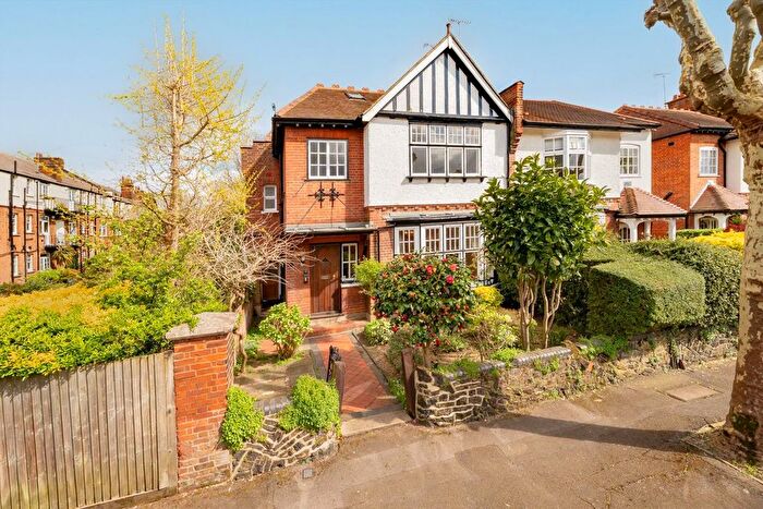 4 Bedroom Property For Sale In Leaside Avenue, London, N10