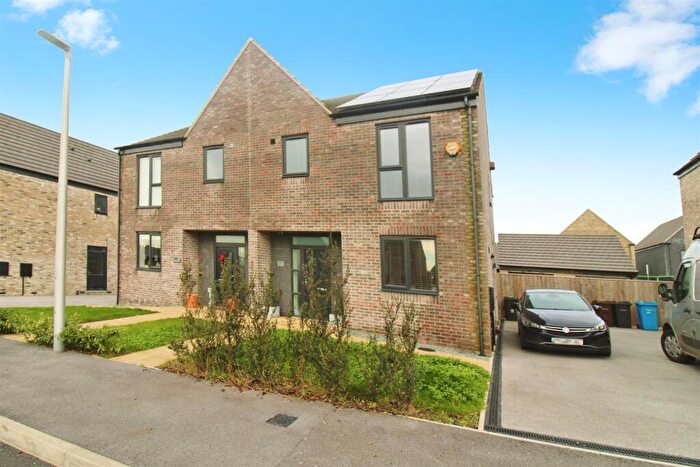 3 Bedroom Semi Detached House For Sale In Memory Lane, Kingswood, Hull, HU7