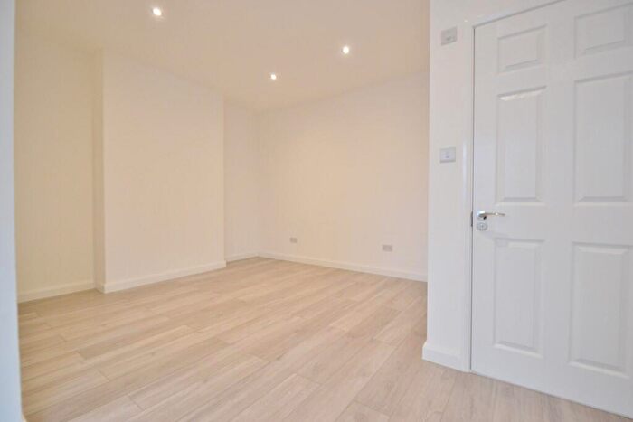 Apartment To Rent In Long Ditton, Surbiton, KT6