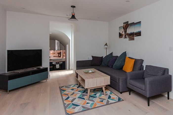 2 Bedroom Flat To Rent In Alderney Street, London . All Bills Included. (B), LA55