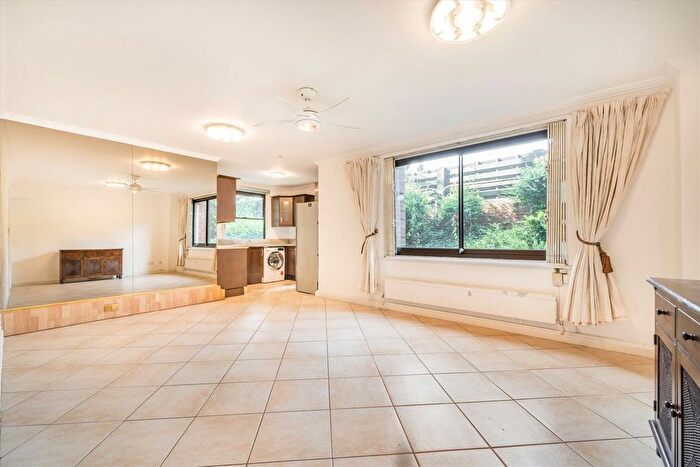 2 Bedroom Flat To Rent In Lorne Gardens, Notting Hill, W11