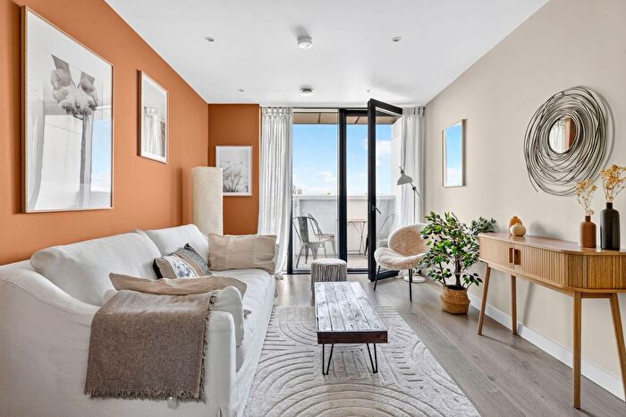 1 Bedroom Flat For Sale In City North Place, Carriage House, N4