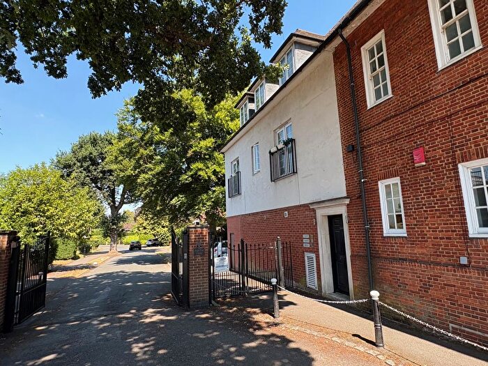 2 Bedroom Flat To Rent In Queens Road, Weybridge, KT13