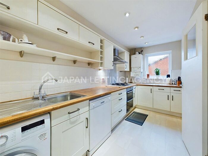2 Bedroom Flat To Rent In Hall Close, London, W5