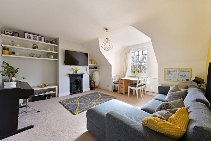 2 Bedroom Flat To Rent In Victoria Avenue, Surbiton, KT6