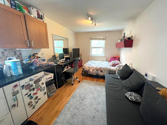 Flat To Rent In Hermitage Road, Manor House, N4