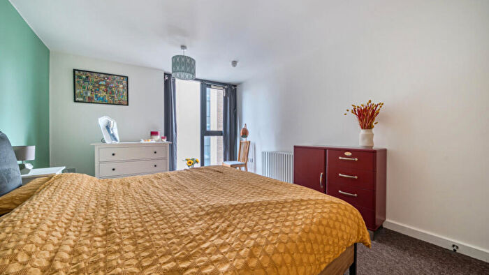 2 Bedroom Flat For Sale In Taylor Place, Bow, E3