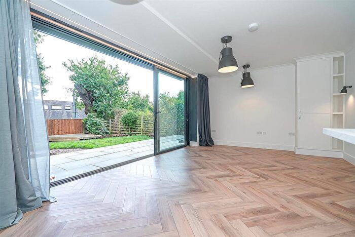 3 Bedroom Maisonette To Rent In Linden Road, London, N10