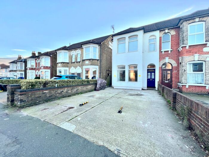 2 Bedroom Flat To Rent In South Street, Romford, RM1