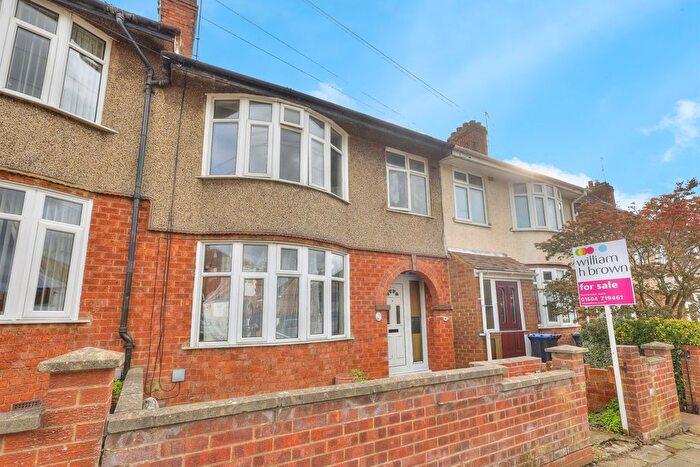 3 Bedroom Terraced House For Sale In Thornton Road, Northampton, NN2