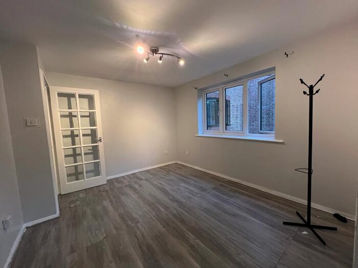 1 Bedroom Flat To Rent In Linnet Way, Purfleet, RM19