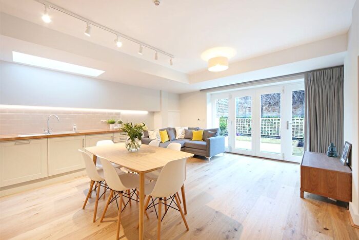 2 Bedroom Flat To Rent In Munster Road, London, SW6