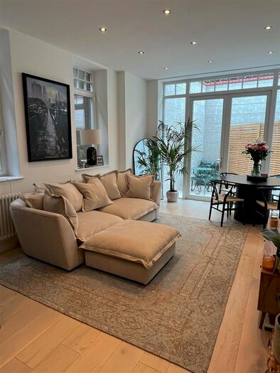 2 Bedroom Flat To Rent In Ambleside Avenue, London, SW16