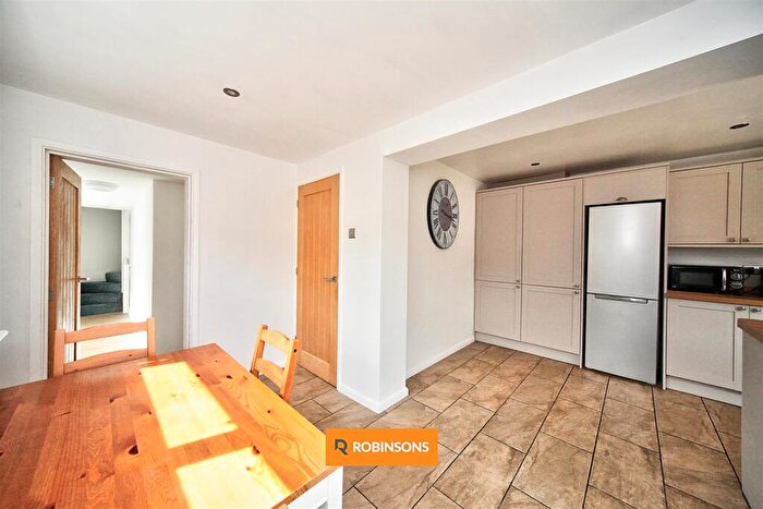 4 Bedroom Detached House For Sale In Totternhoe Road, Dunstable, LU6
