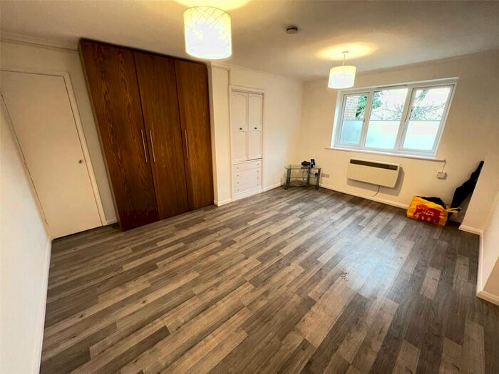 Apartment To Rent In Galdana Avenue, Barnet, EN5
