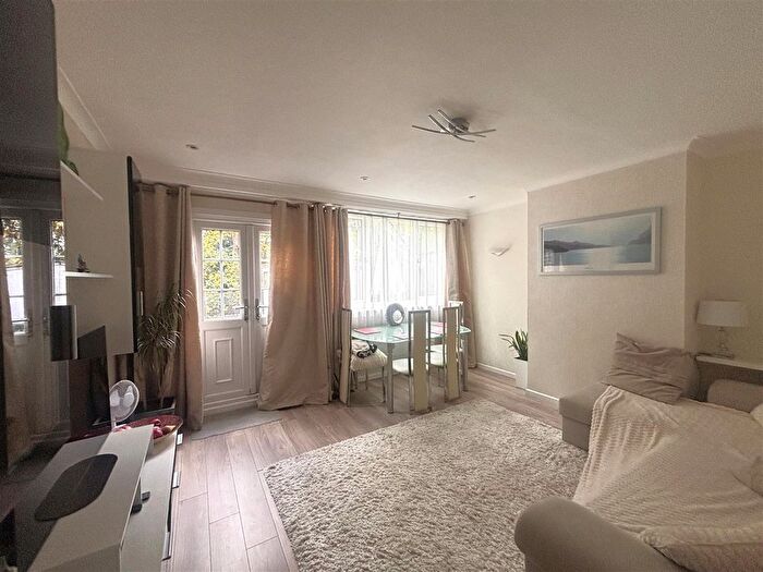 2 Bedroom Maisonette For Sale In River Park Gardens, Bromley, BR2