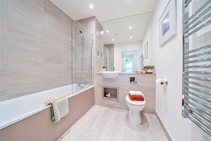 2 Bedroom Flat For Sale In Hadlow Road, Sidcup, DA14
