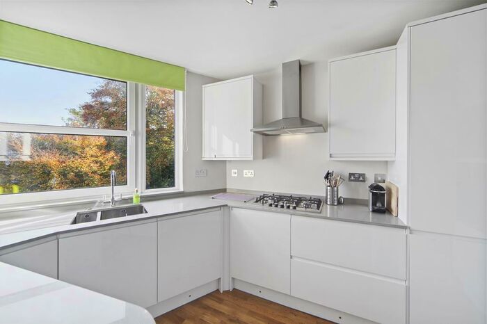 2 Bedroom Flat To Rent In Heathside, Weybridge, KT13