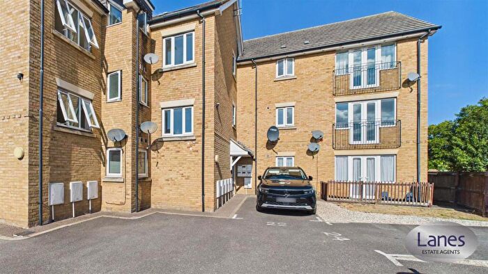 2 Bedroom Flat To Rent In Ronmarsh Place, Lambton Avenue, Waltham Cross, EN8