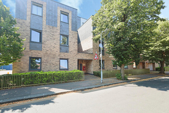 2 Bedroom Apartment For Sale In Carnarvon Road, Southend-on-sea, SS2