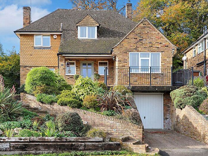 5 Bedroom Detached House For Sale In St James Close, Pangbourne - Bedrooms. Walk To Shops & Station To London, RG8