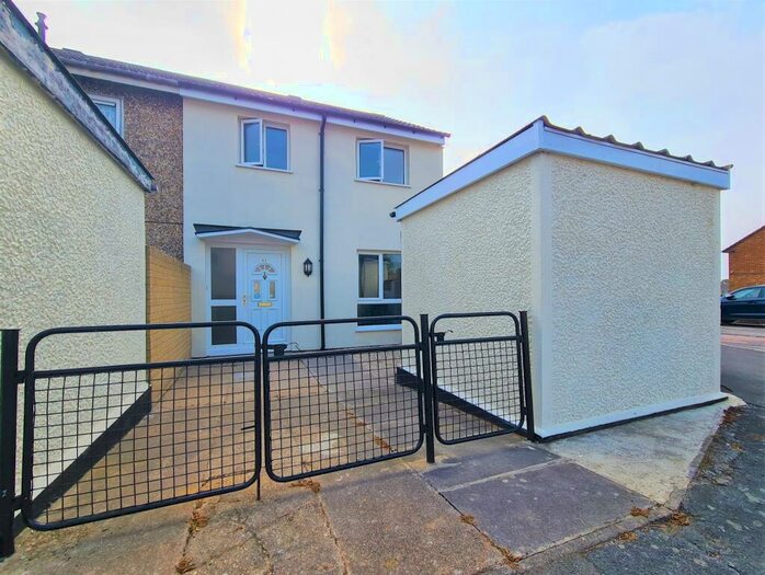 3 Bedroom End Of Terrace House To Rent In Wallace Road, Weston, SO19