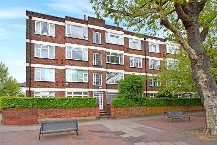 2 Bedroom Apartment For Sale In High Road, North Finchley, N12