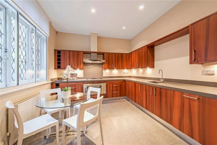 2 Bedroom Flat To Rent In Queen Anne Street, Marylebone, London, W1G