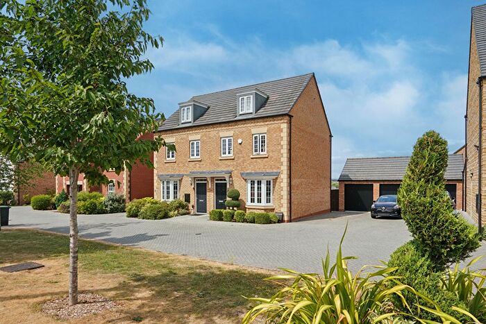 3 Bedroom Semi-Detached House For Sale In Skylark Way, Witney, OX28