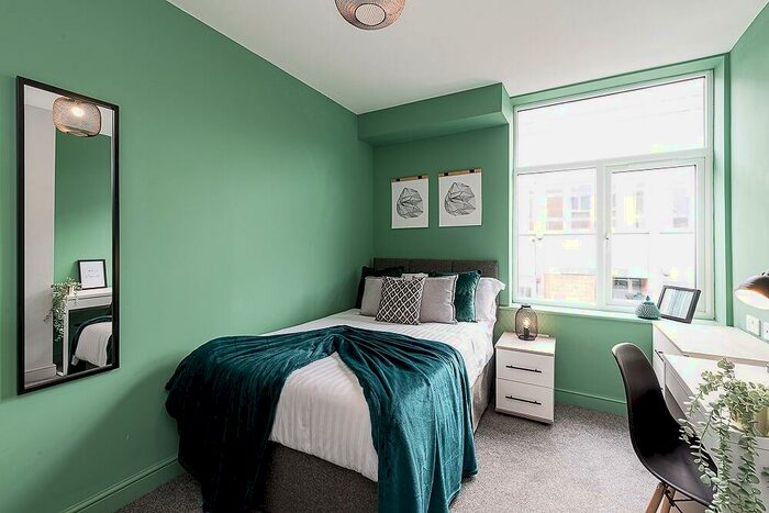 8 Bedroom House Of Multiple Occupation To Rent In Parsons Lane, Bury, BL9