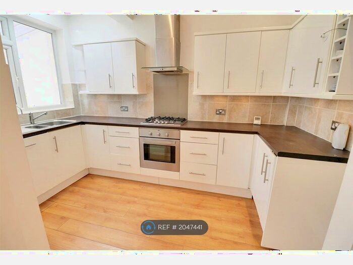 4 Bedroom End Of Terrace House To Rent In Parkside Avenue, Romford, RM1