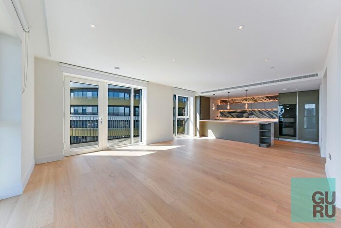 3 Bedroom Flat To Rent In Cascade Way, London, W12