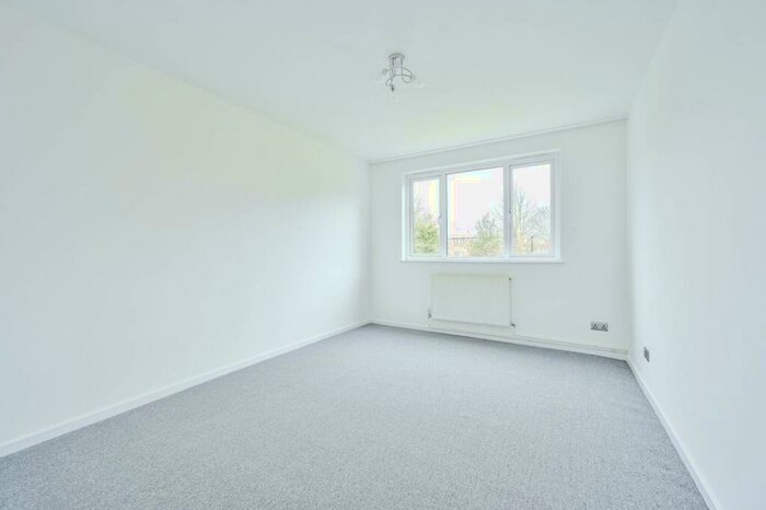 2 Bedroom Flat To Rent In Woodington Close, Eltham, London, SE9