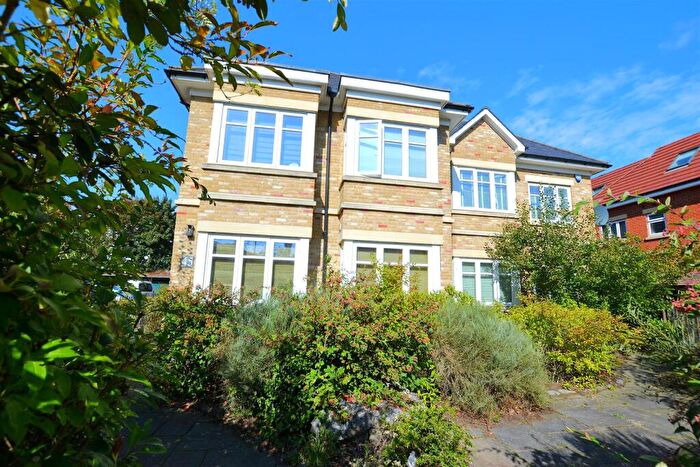 2 Bedroom Flat For Sale In Roe Green Lane, Hatfield, AL10