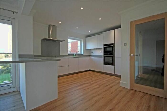2 Bedroom Flat To Rent In Grosvenor Drive, Maidenhead, SL6