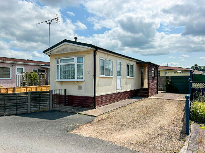 1 Bedroom Park Home For Sale In Fayre Oaks Home Park, Kings Acre Road, Hereford, HR4
