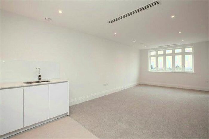2 Bedroom Flat To Rent In Atwell Court, High Road, North Finchley, N12