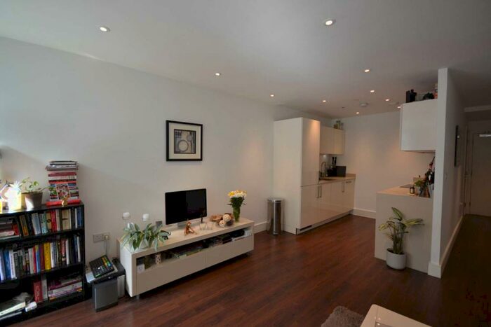 Studio To Rent In Queensland Road, Holloway Road, London, N7