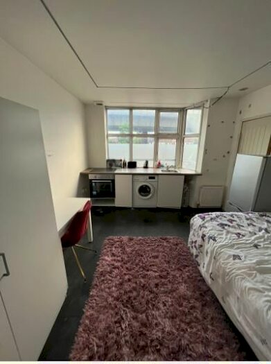 Studio To Rent In Great North Way, London, NW4